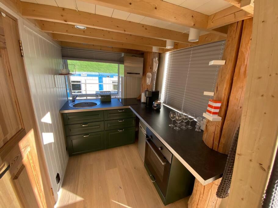 Minihus Med Drommeutsikt Til Sunnmorsalpene Apartment Aure  Exterior photo